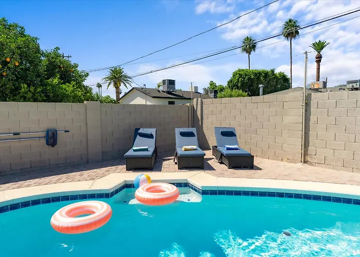 Heated Pool Resort, Putting Green, Outdoor Tv - Holiday home