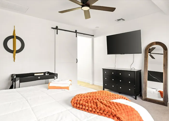 Heated Pool Resort, Putting Green, Outdoor Tv - Holiday home *