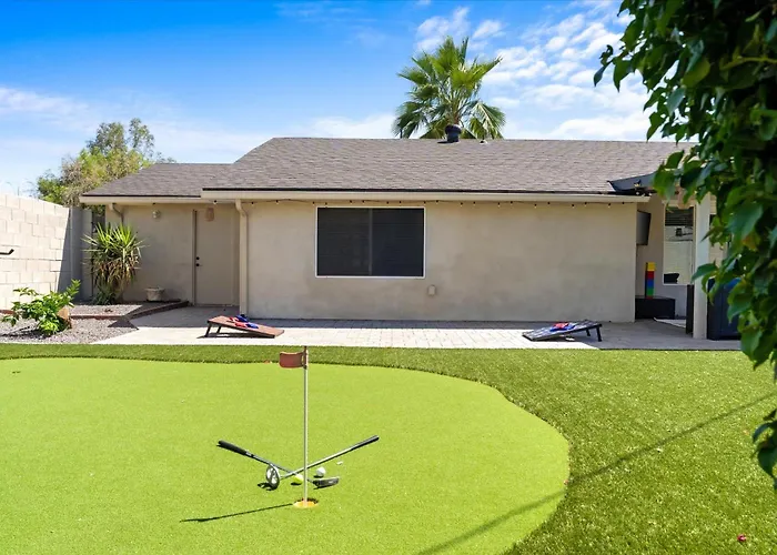 Heated Pool Resort, Putting Green, Outdoor Tv - Holiday home